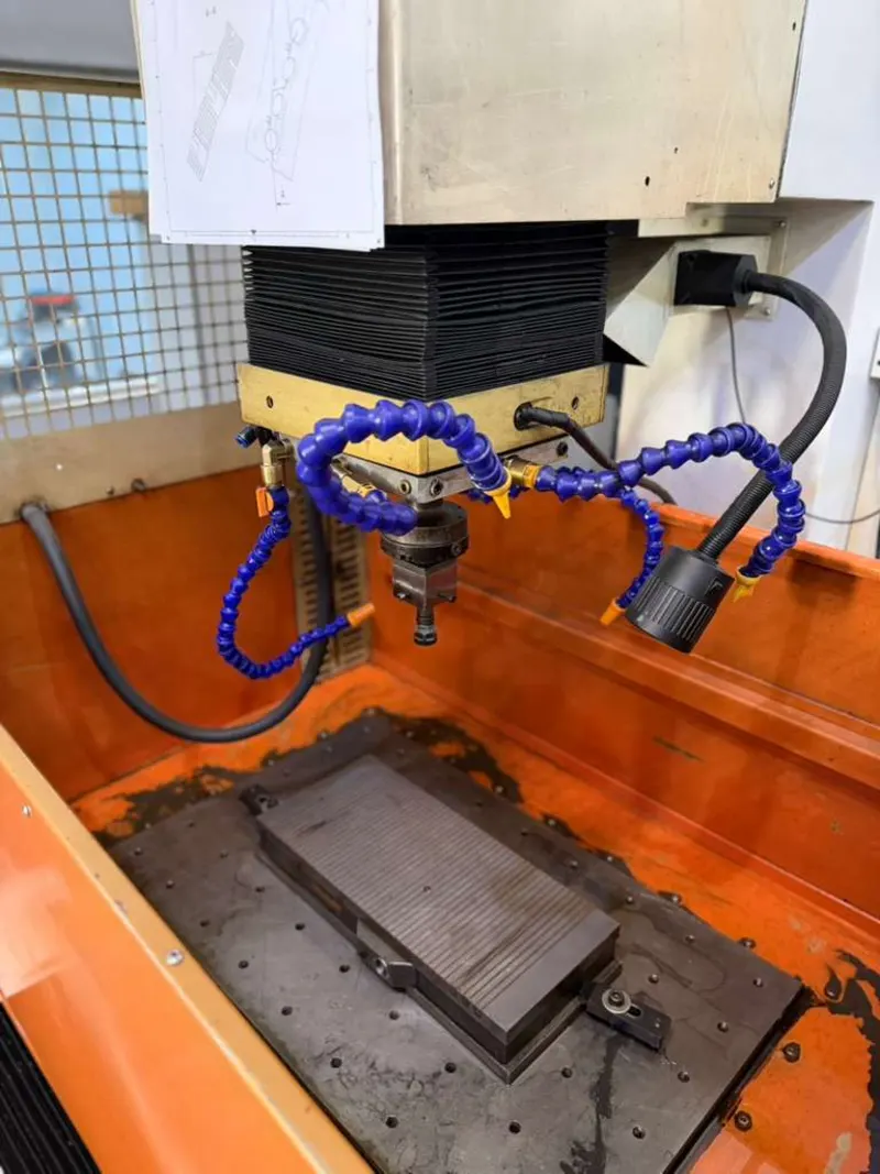 Detalhe do cabeçote de fresadora CNC com refrigeração
