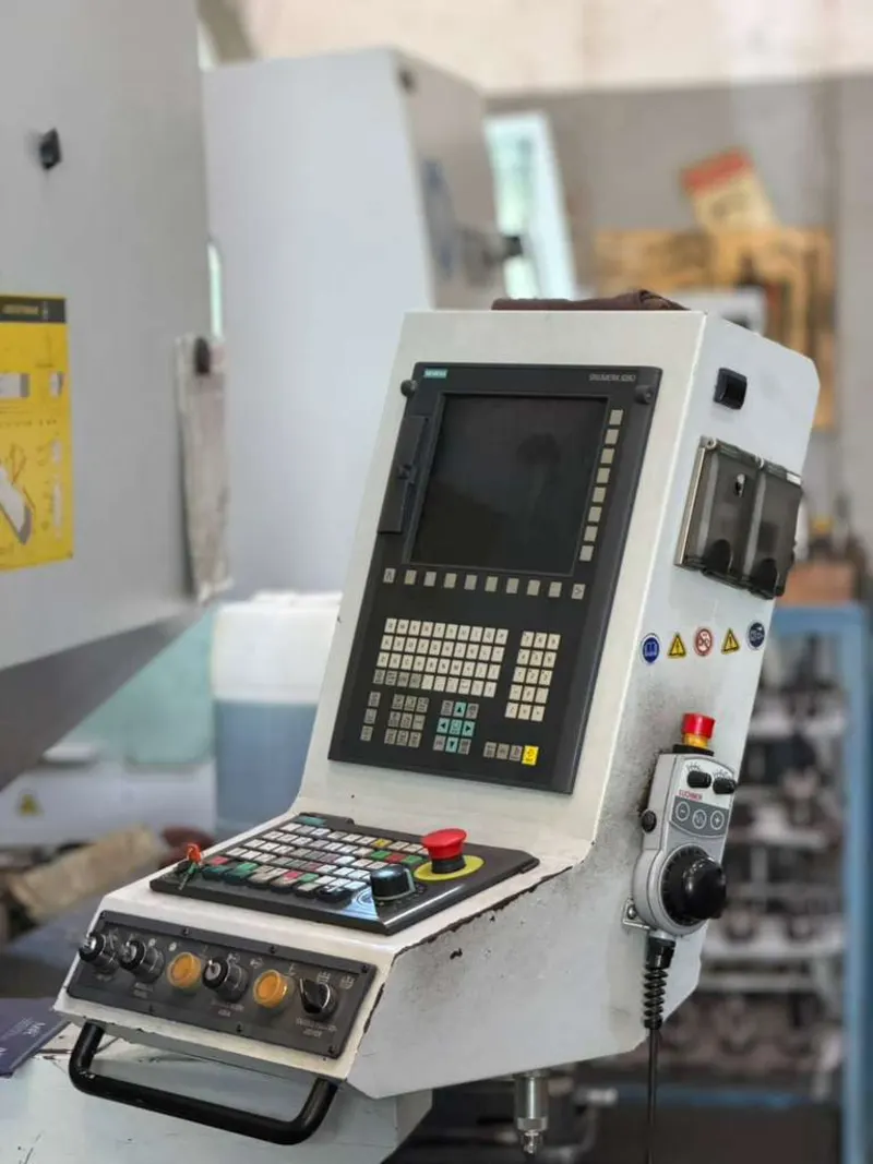 Fresadora CNC com sistema de refrigeração em operação