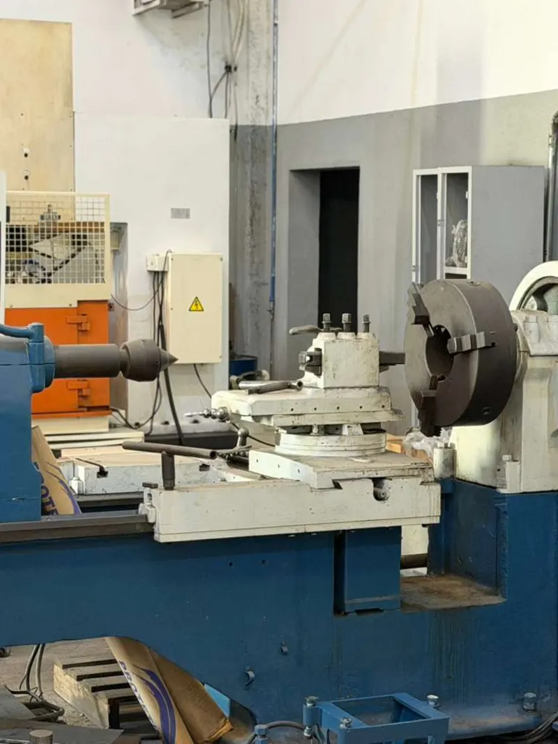 Torno CNC industrial com placa de fixação