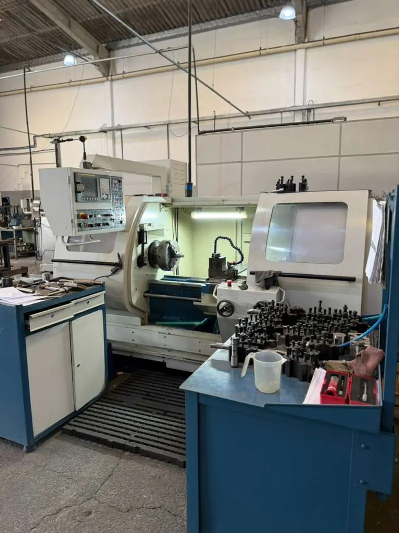 Torno CNC com painel de comando e ferramentas